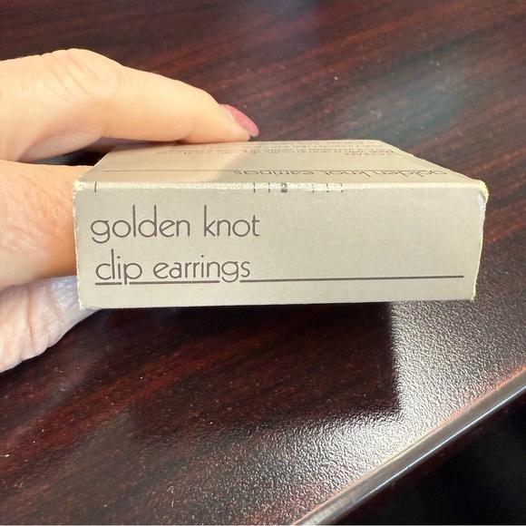 Avon Golden Knot clip earrings NIB 1987 vintage - Picture 3 of 5